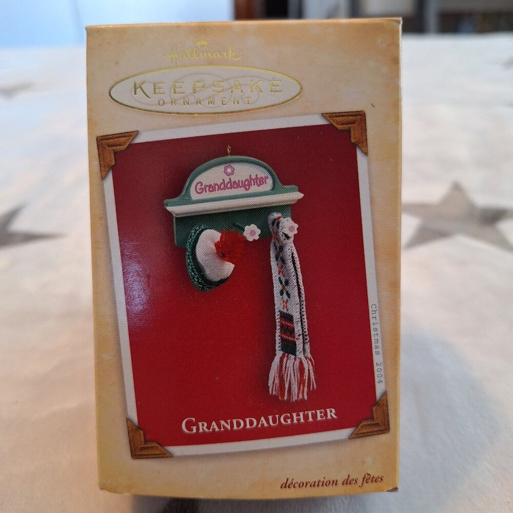 Hallmark GRANDDAUGHTER Keepsake‎ Ornament Handcrafted Scarf Hat Shelf QXG5571